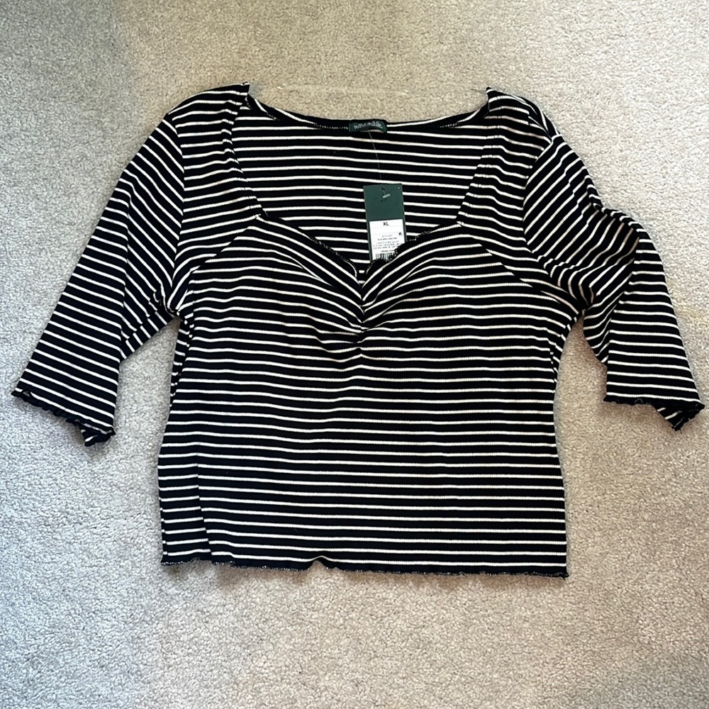 Black & white cropped top